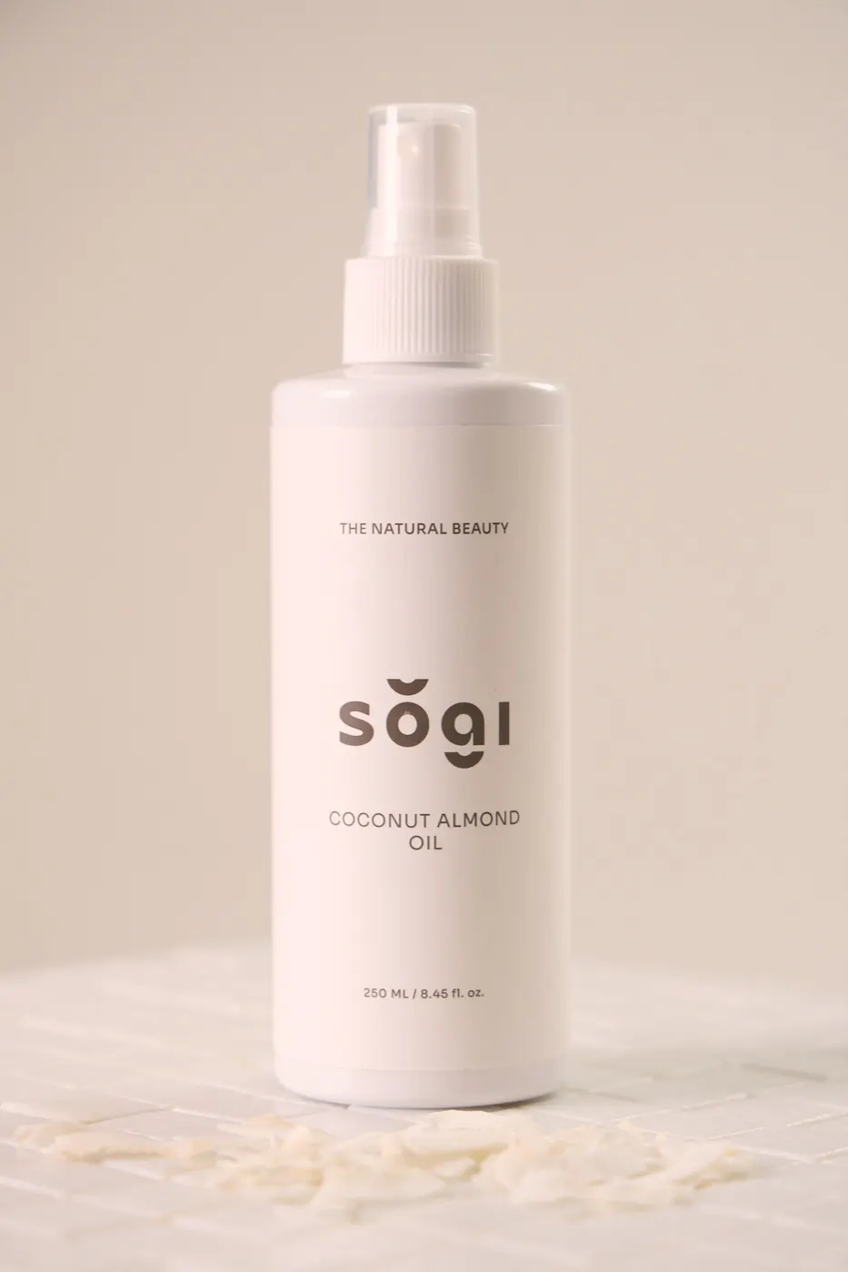 Aceite corporal 3 en 1 sŏgi en su envase blanco.