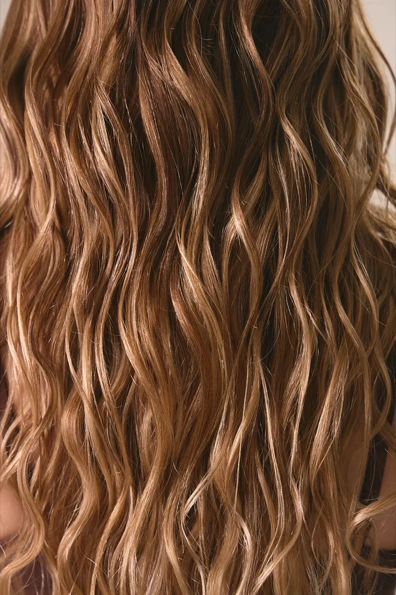 Cabello ondulado como uso del aceite corporal 3 en 1 sŏgi.