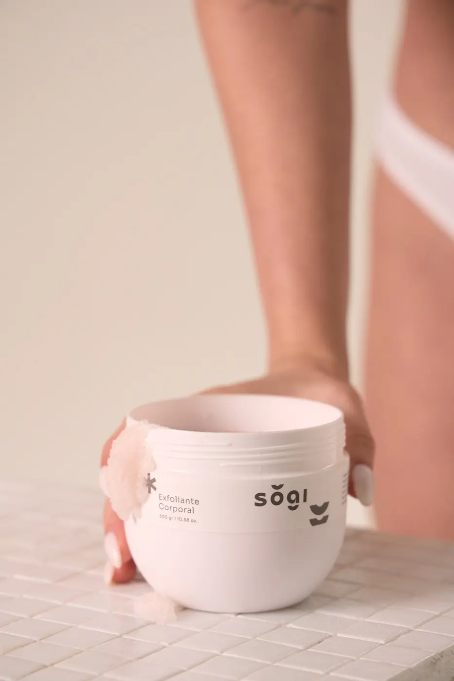 Exfoliante corporal sŏgi en su envase blanco.